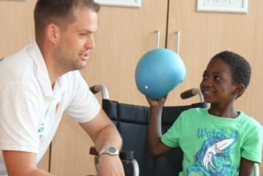 Mitarbeiter des Evangelischen Krankenhauses Wesel und ein Kind