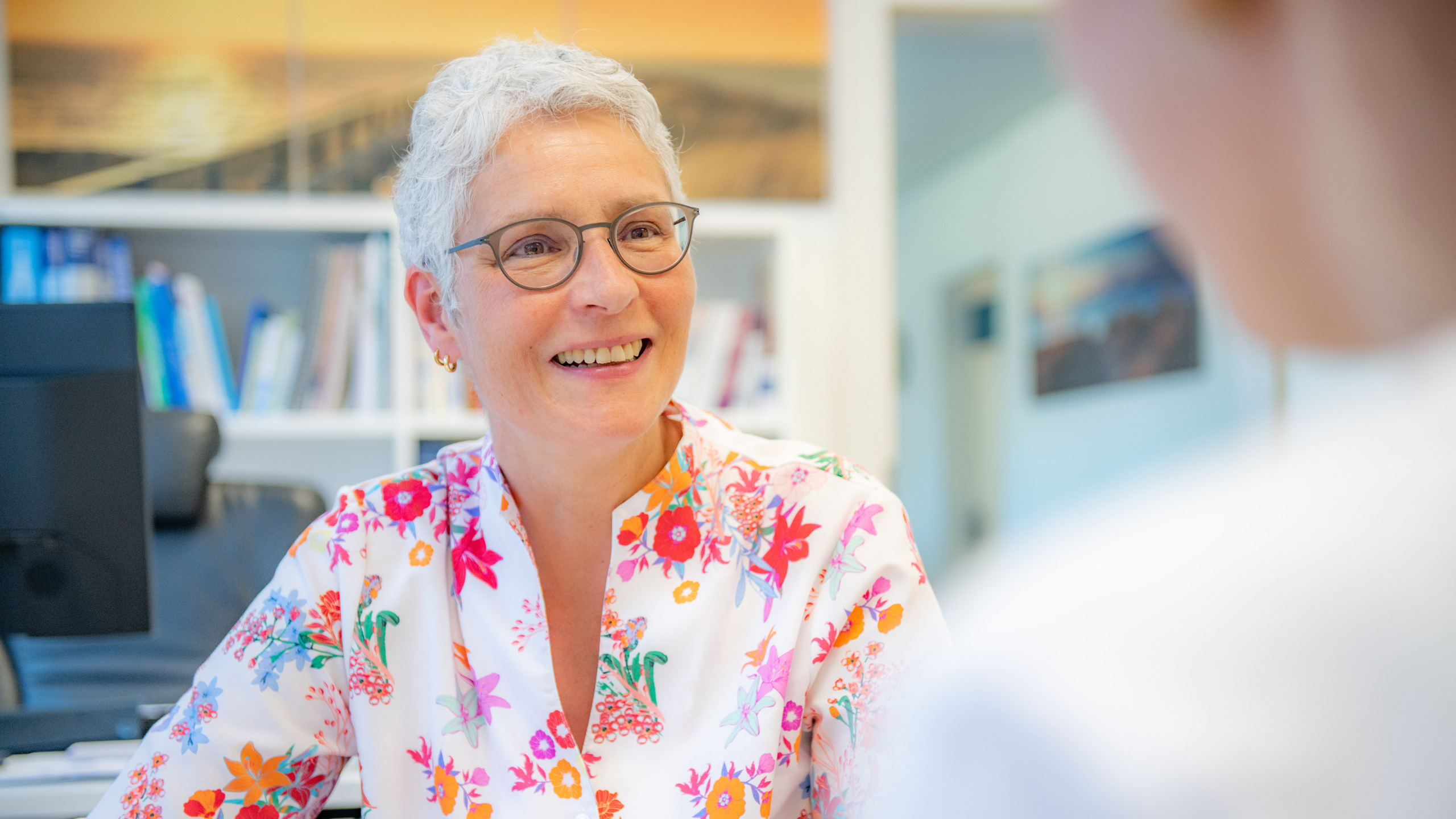 Ärztin im Gespräch mit einem Patienten