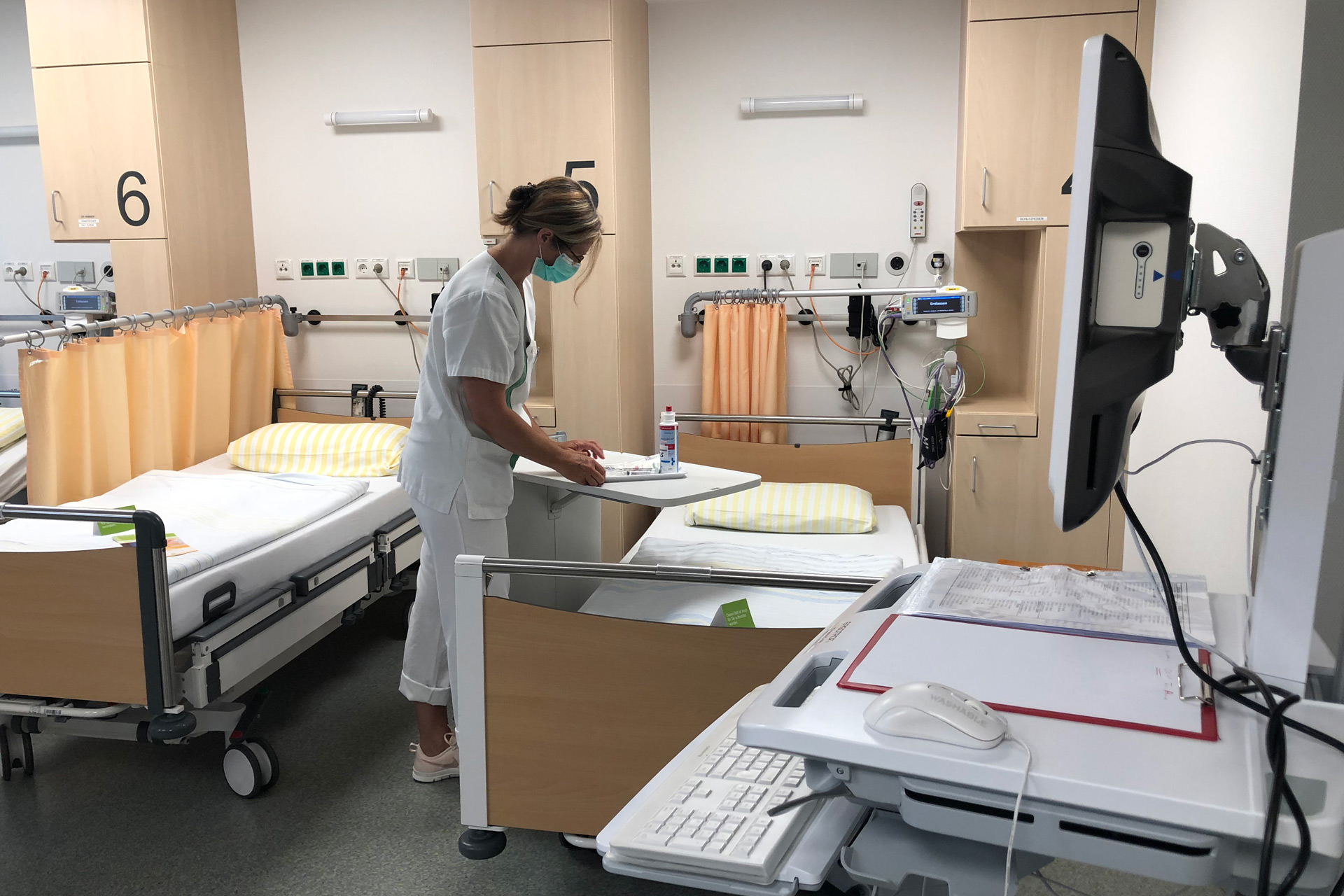 Leeres Patientenzimmer mit einer Krankenpflegerin